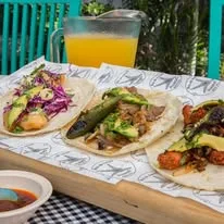 Tacos variados con guarniciones