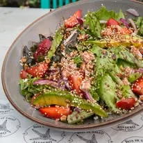 Ensalada fresca con aguacate y vegetales