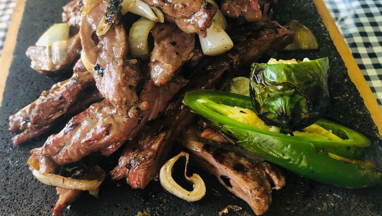 Carnes al asador con chiles y cebolla